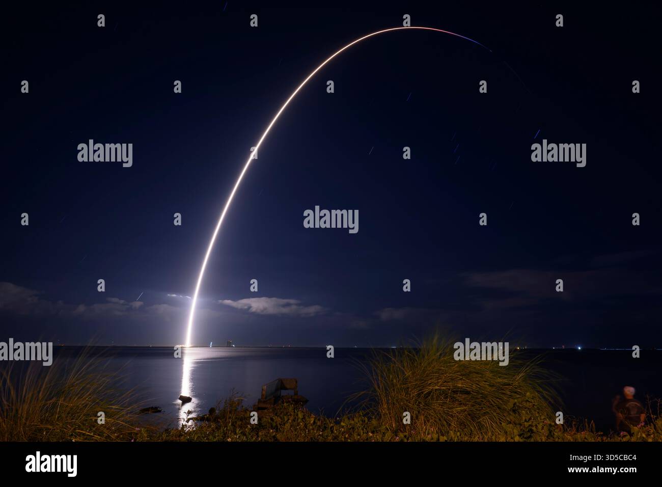 Merritt Island, Florida, Stati Uniti. 14 novembre 2025. Un razzo Falcon 9 SpaceX che trasporta 29 satelliti Starlink, si solleva dal complesso di lancio 39A (LC-39) al Kennedy Space Center della NASA in Florida. (Immagine di credito: © Jennifer Briggs/ZUMA Press Wire) SOLO PER USO EDITORIALE! Non per USO commerciale! Foto Stock