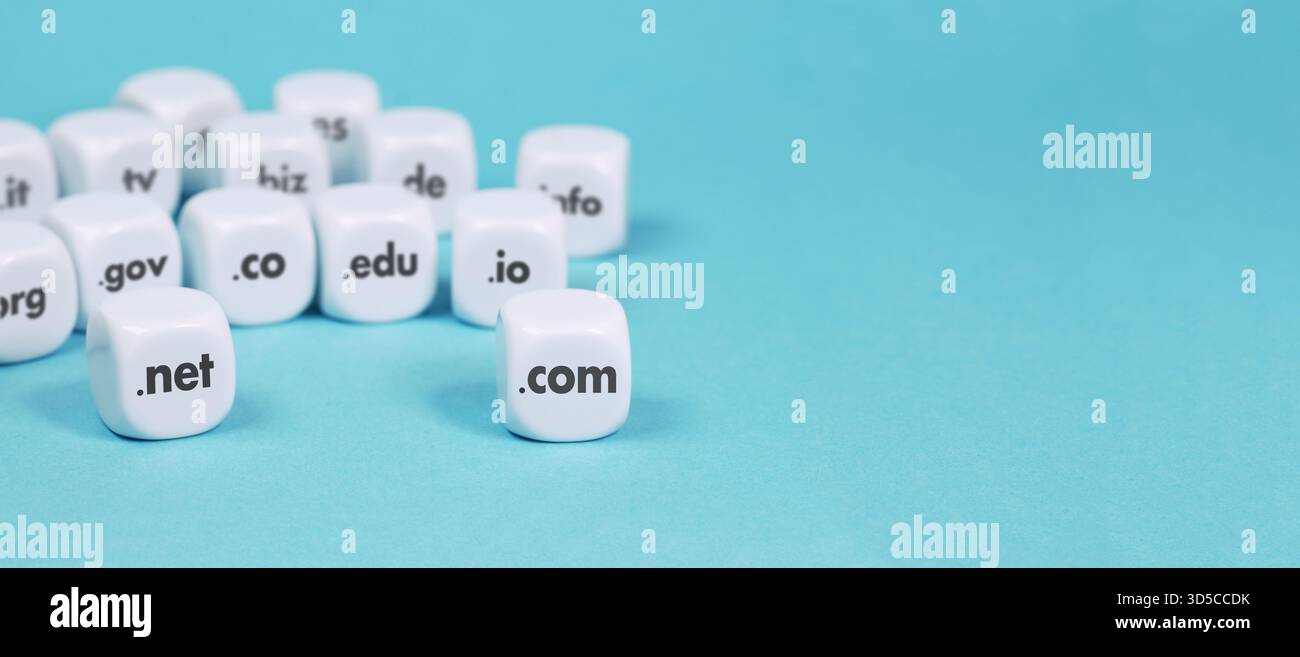 Nomi di dominio Internet e concetto di hosting di siti web dns con dominio web firma e testo su dadi bianchi . Intestazione e banner del sito Web con spazio di copia su cya Foto Stock