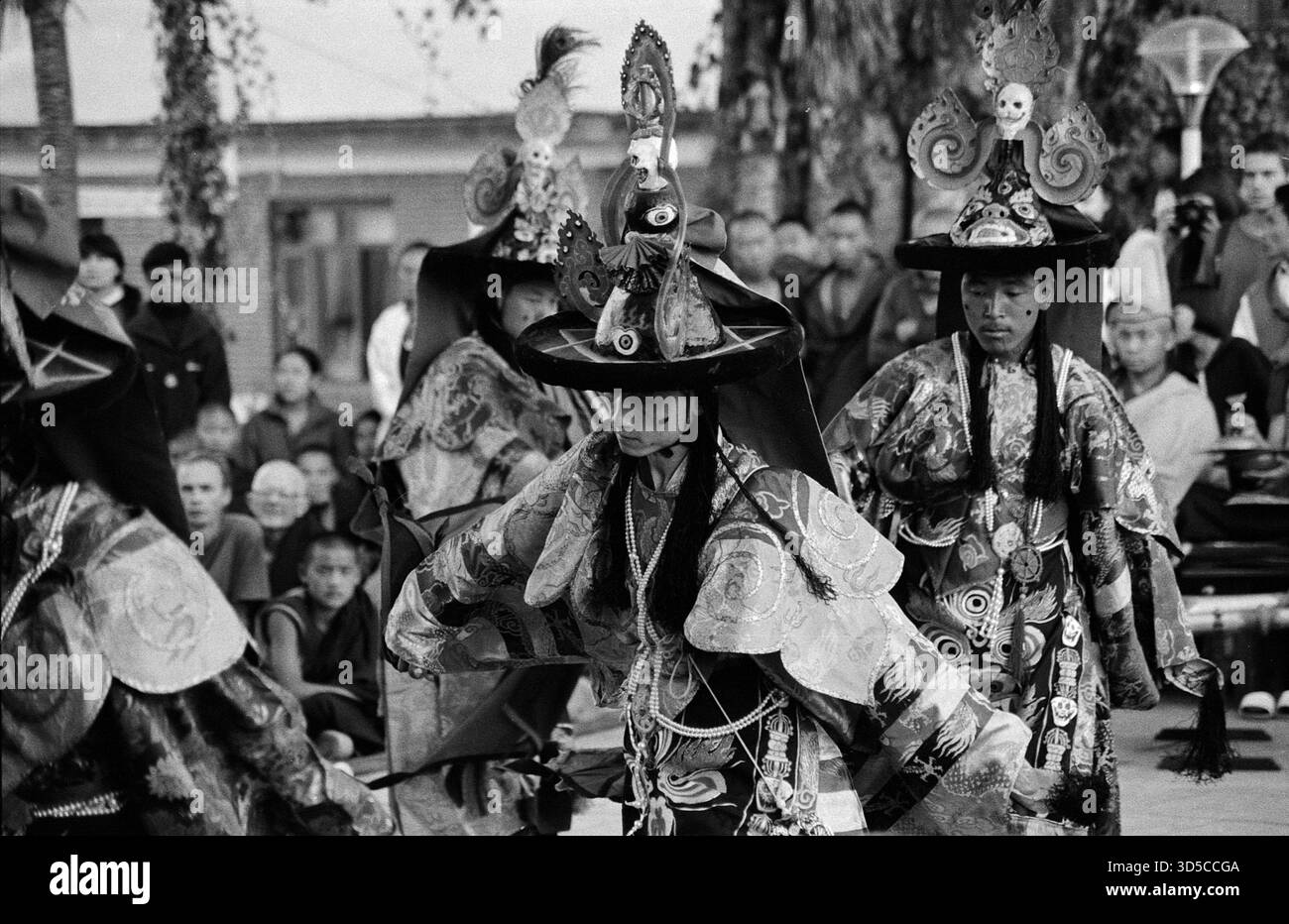 I monaci buddisti tibetani indossano abiti ornati e gioielli, durante una danza tantrica alla fine di un mese di ritiro nel monastero di Kopan, Nepal. Foto Stock