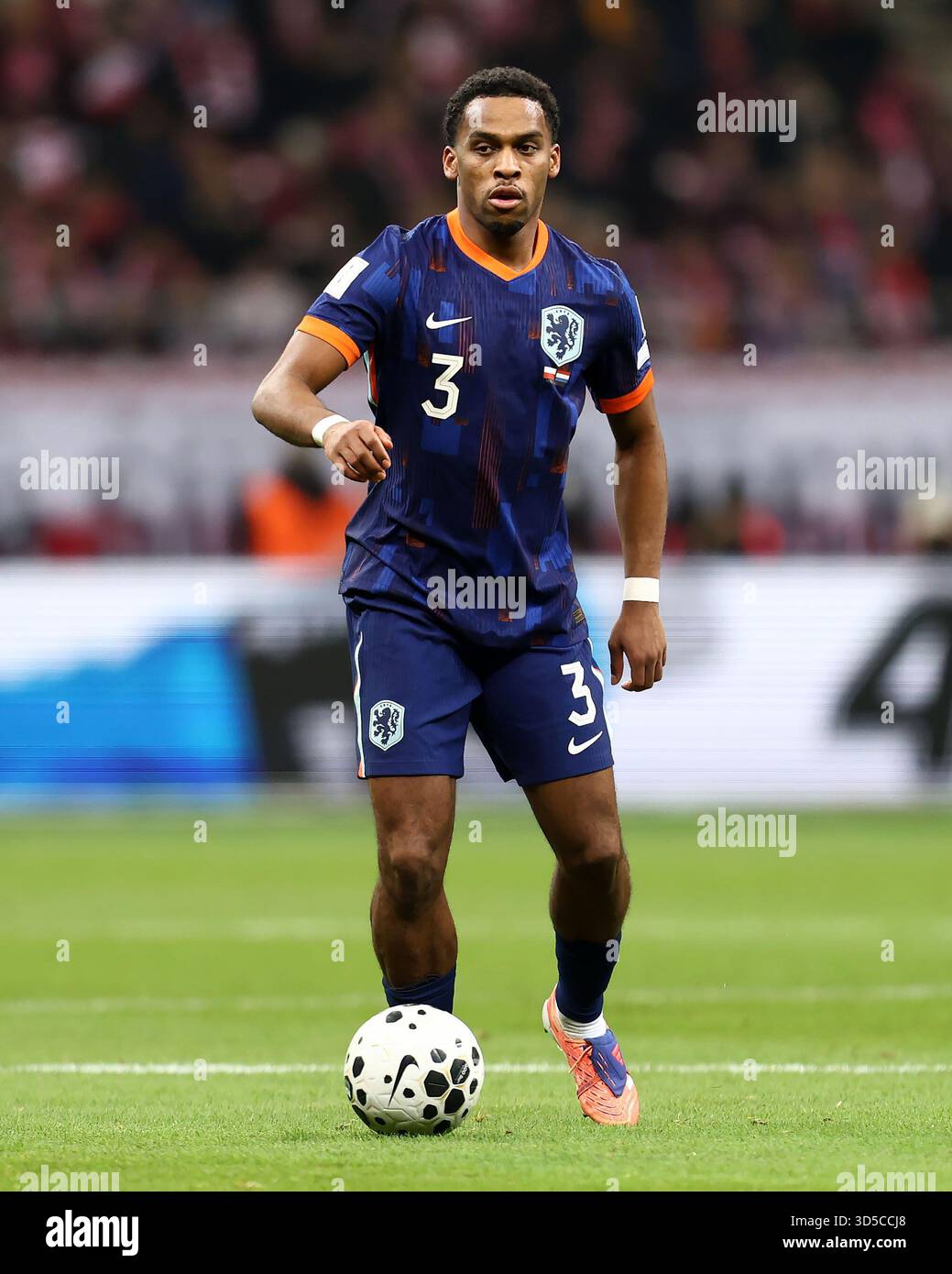 Varsavia, Pologne. 14 novembre 2025. Jurrien Timber dei Paesi Bassi durante la Coppa del mondo FIFA 2026, qualificazioni, partita di calcio del gruppo G tra Polonia e Paesi Bassi il 14 novembre 2025 allo stadio PGE Narodowy di Varsavia, Polonia - foto Piotr Matusewicz/DPPI credito: DPPI Media/Alamy Live News Foto Stock