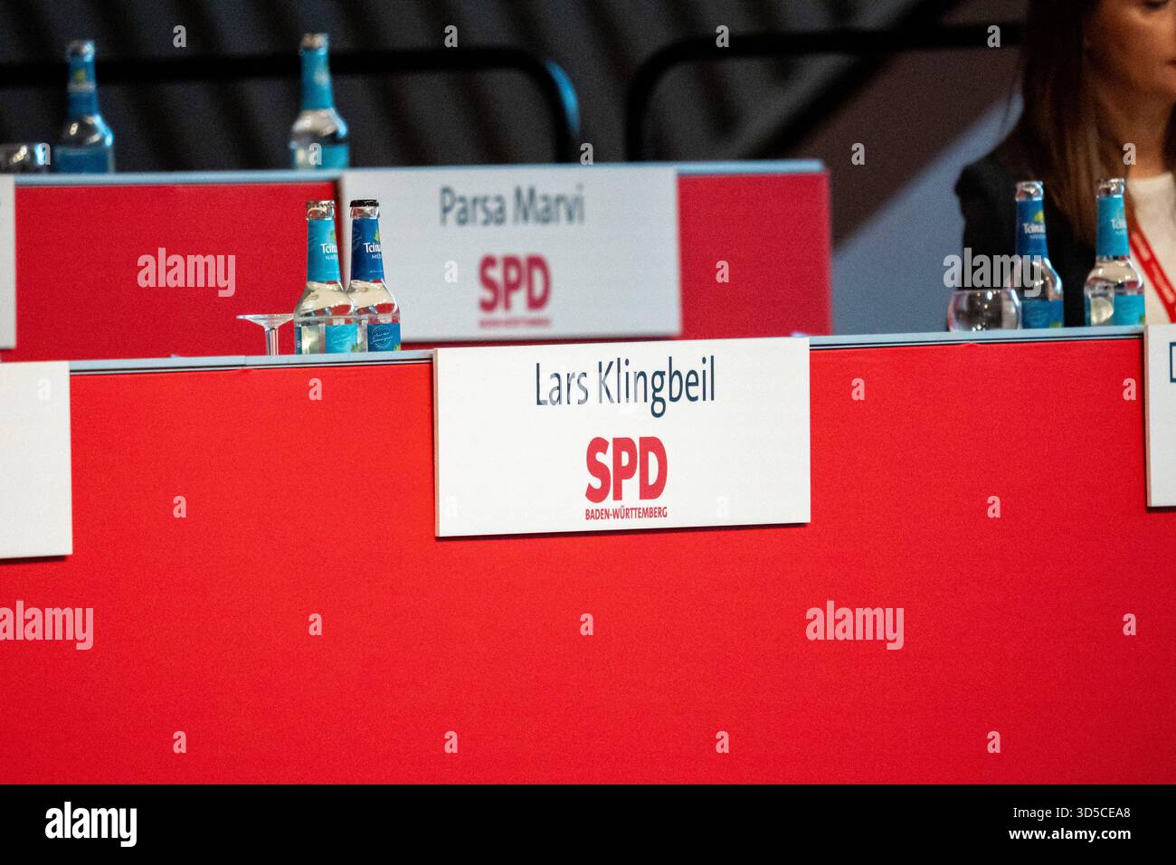 Ulm, Baden-Württemberg, Germania - 15 novembre 2025: Conferenza di Stato del partito socialdemocratico SPD di Germania a Ulm. Presentazione del programma di campagna elettorale per le elezioni statali a BaWü. Posto vuoto con targhetta di Lars Klingbeil SPD, Vice Cancelliere, Ministro federale delle finanze *** Landesparteitag der Partei SPD Sozialdemokratische Partei Deutschlands a Ulm. Vorstellung Programm zum Wahlkampf zur Landtagswahl a BaWü. Leerer Platz mit Namensschild von Lars Klingbeil SPD, Vizekanzler, Bundesminister der Finanzen Foto Stock