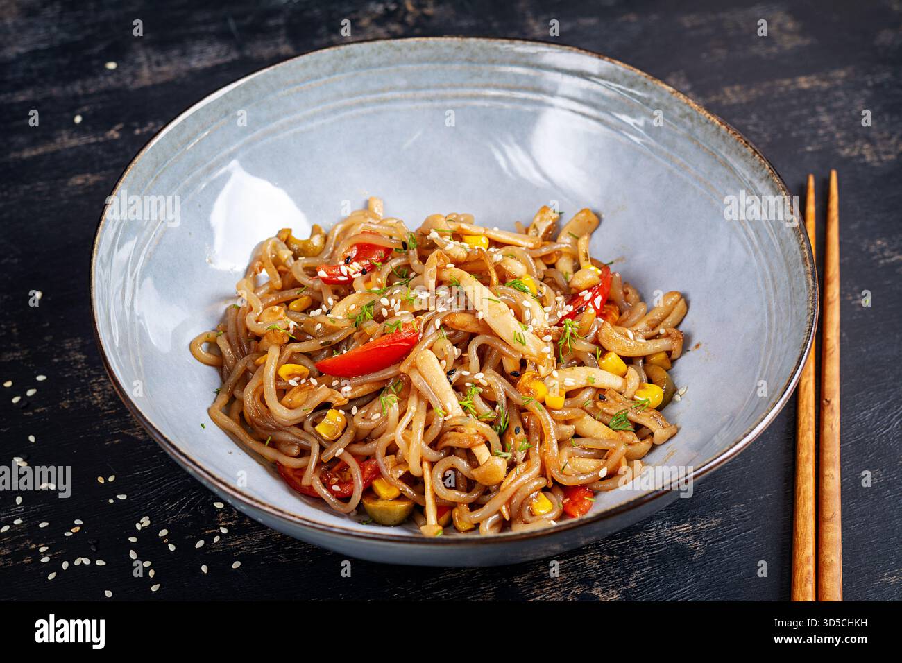 Gli spaghetti Shirataki saltano in salsa di soia piccante. Tagliatelle Shirataki con funghi shimeji. Cucina asiatica. Foto Stock