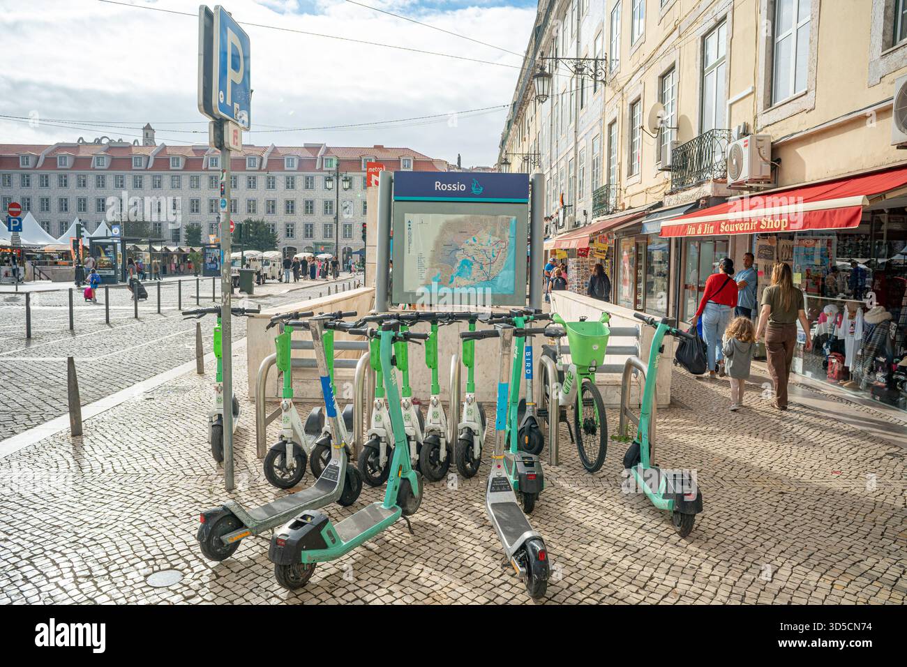 Gli scooter parcheggiavano vicino alla stazione della metropolitana Rossio a Praga da Figueira - Lisbona - Portogallo. Foto Stock