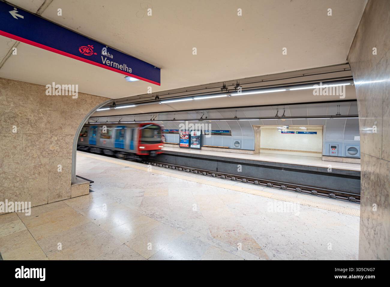 Segnaletica della linea rossa all'interno della stazione della metropolitana São Sebastião a Lisbona-Portogallo. Foto Stock