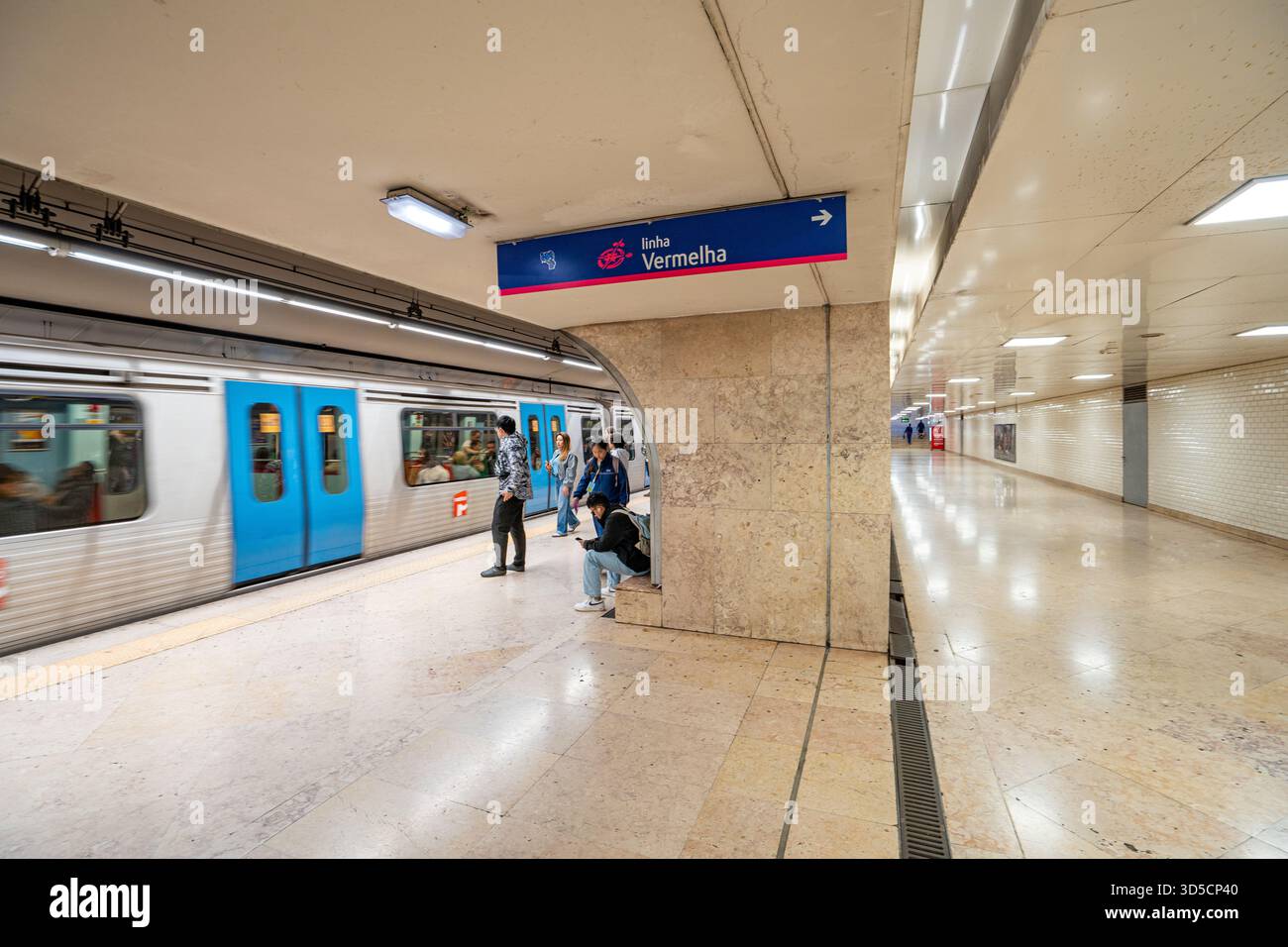 Segnaletica della linea rossa all'interno della stazione della metropolitana São Sebastião a Lisbona-Portogallo. Foto Stock