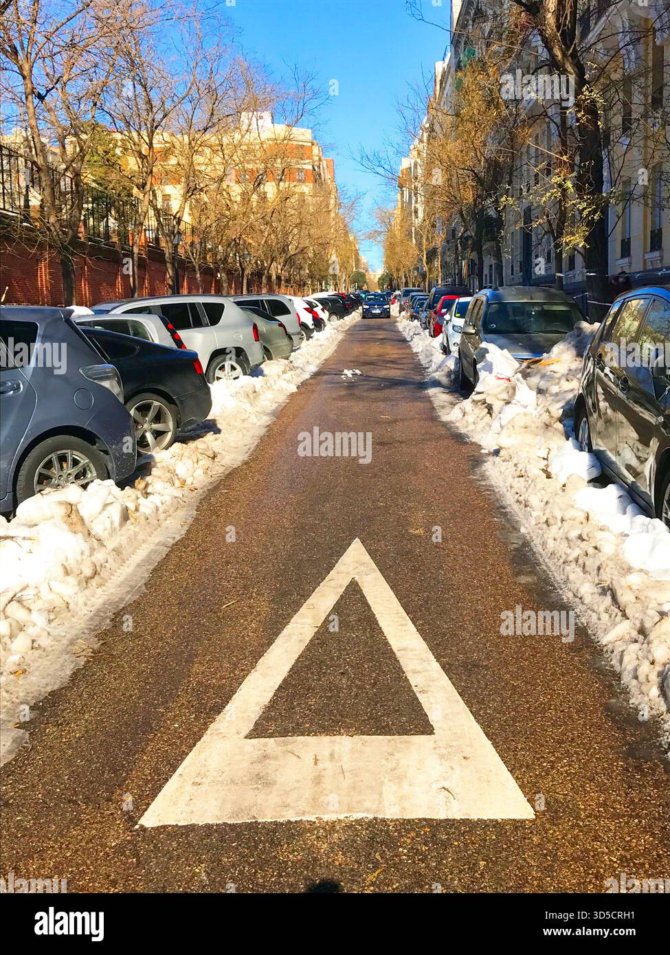 Dare il segnale e strada innevata. Via generale Pardiñas, Madrid, Spagna. Foto Stock