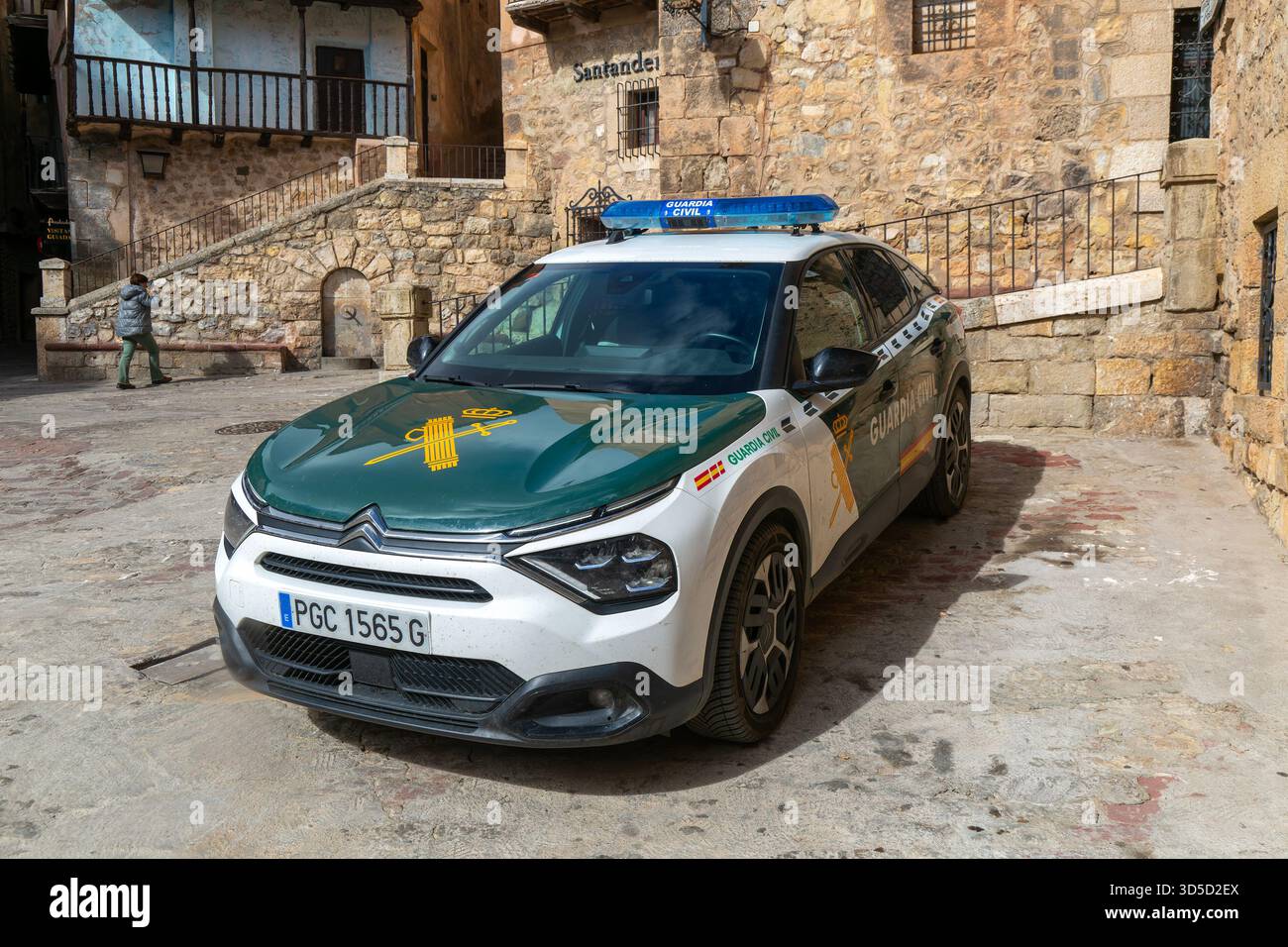 Guardia civile, Guardia civile, Citroën C4 villaggio medievale di Albarracín, provincia di Teruel, Aragona, Spagna Foto Stock