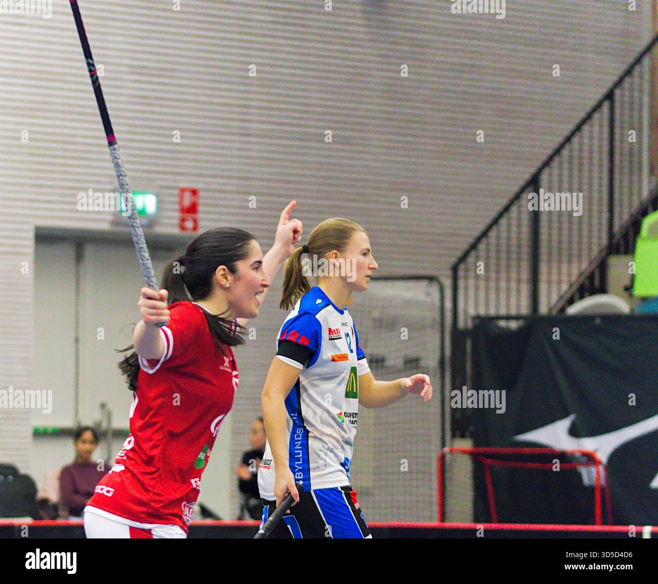 Jönköping, Svezia. 15 novembre 2025. Hovslatts 26 Ajlin Afandiyeva celebra un gol durante il Div 1 svedese femminile tra Hovslatts IK e Olofstrom IBK ad Arenan Idrottshuset. Crediti: Marcus Vilson/Alamy Live News Foto Stock