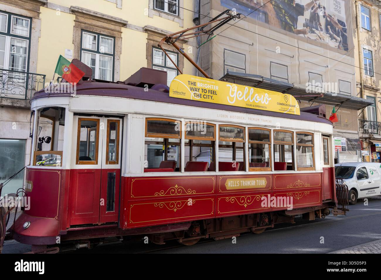 Tour in tram delle colline di Lisbona, storico tram turistico rosso che attraversa il centro e i quartieri di Lisbona, il Portogallo e l'Europa Foto Stock