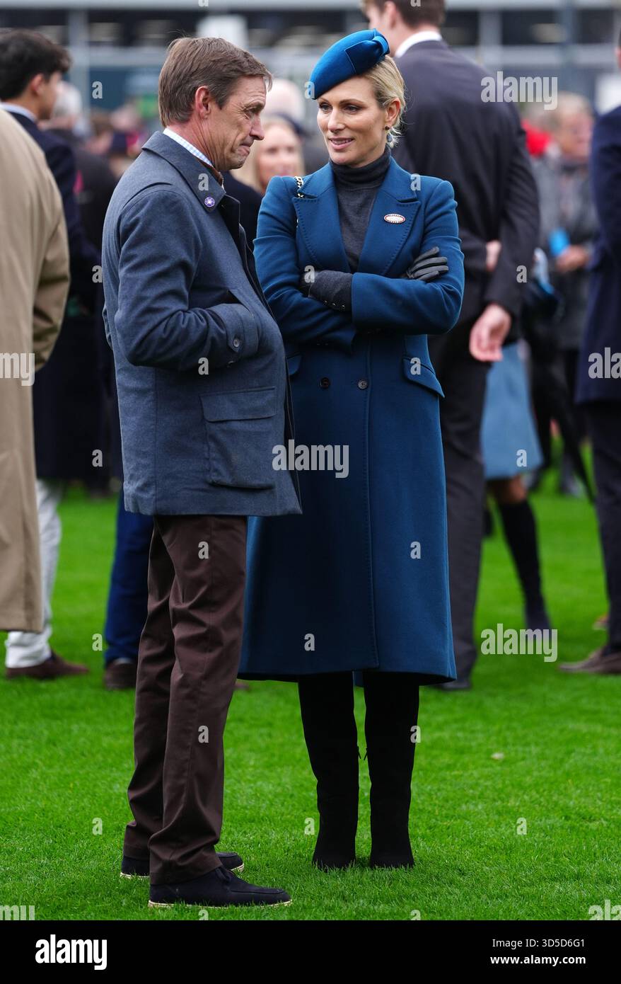 Zara Tindal durante il Super Saturday all'ippodromo di Cheltenham. Data foto: Sabato 15 novembre 2025. Foto Stock