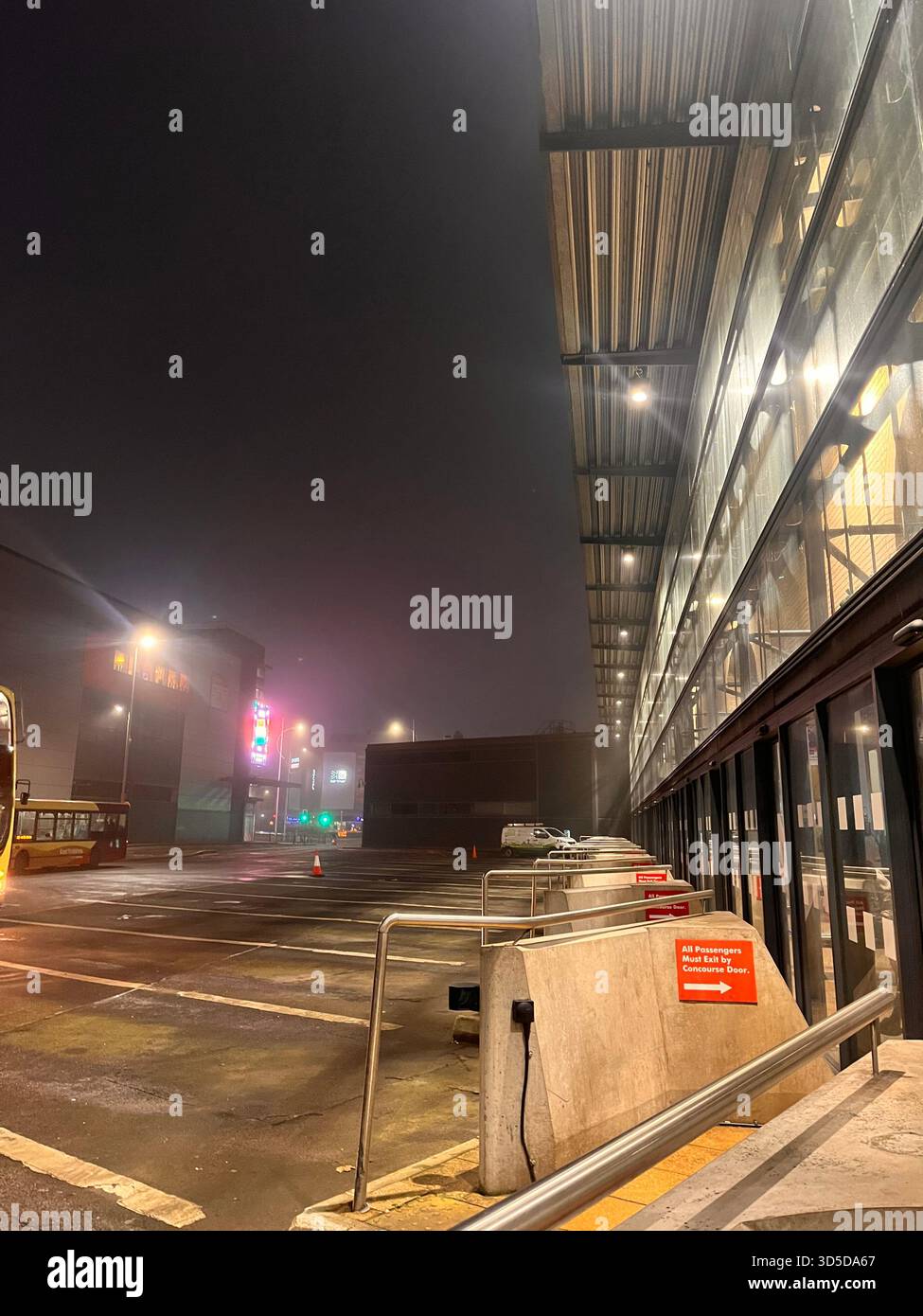 oggy Street con un moderno passaggio coperto e luci a Hull, East Yorkshire, Inghilterra, che creano un'atmosfera notturna tranquilla. Foto Stock