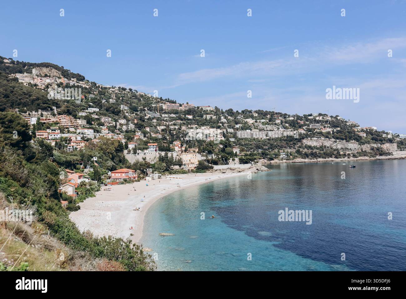 Roquebrune, Francia - 14 maggio 2023: Veduta della spiaggia e del comune di Roquebrune Cap Martin sulla Costa Azzurra Foto Stock