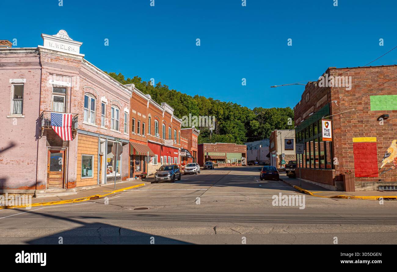 Nel centro di Potosi, Wisconsin, mostra le attività commerciali e gli edifici di una piccola città lungo una strada principale curvilinea. Foto Stock