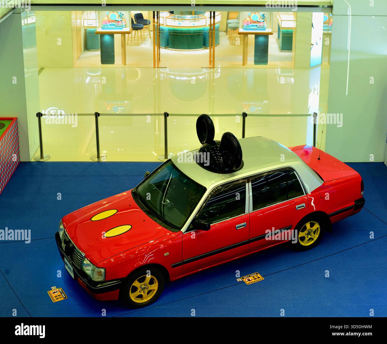 Taxi rosso con decorazione Mickey mouse Foto Stock