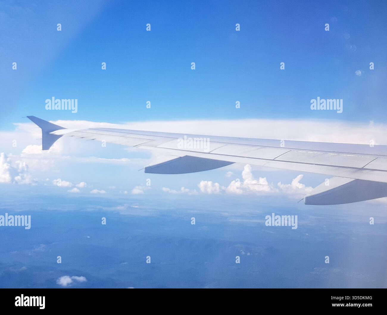 Area di visualizzazione delle finestre dell'aeroplano sopra le nuvole per testo perfetto per annunci aerei promozioni turistiche banner di viaggi copertine e social media Foto Stock
