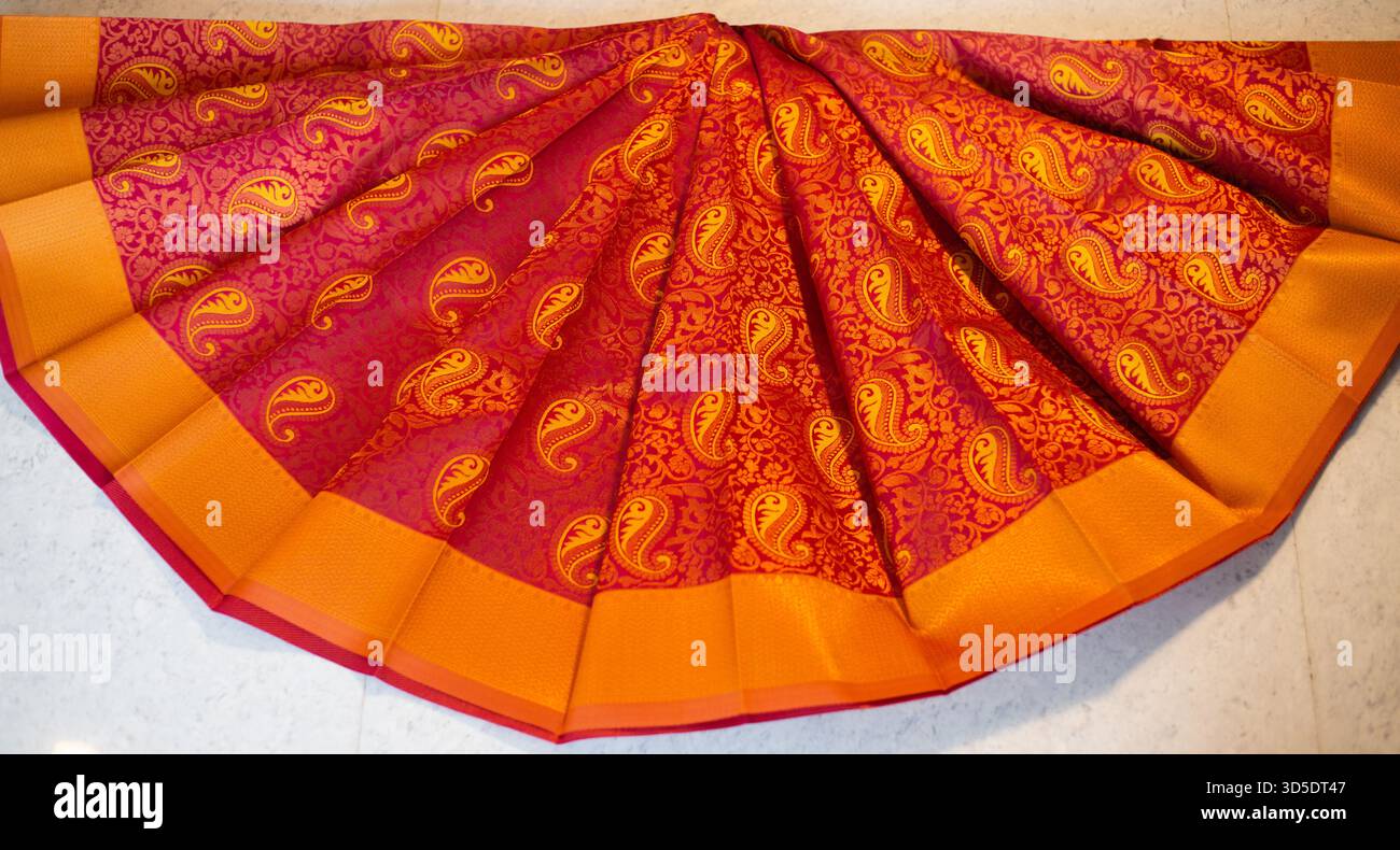 Tradizionale sari di cotone di seta Kubera tessuti a mano a Salem, Tamil Nadu, India, con ricchi bordi zari e motivi floreali. Foto Stock