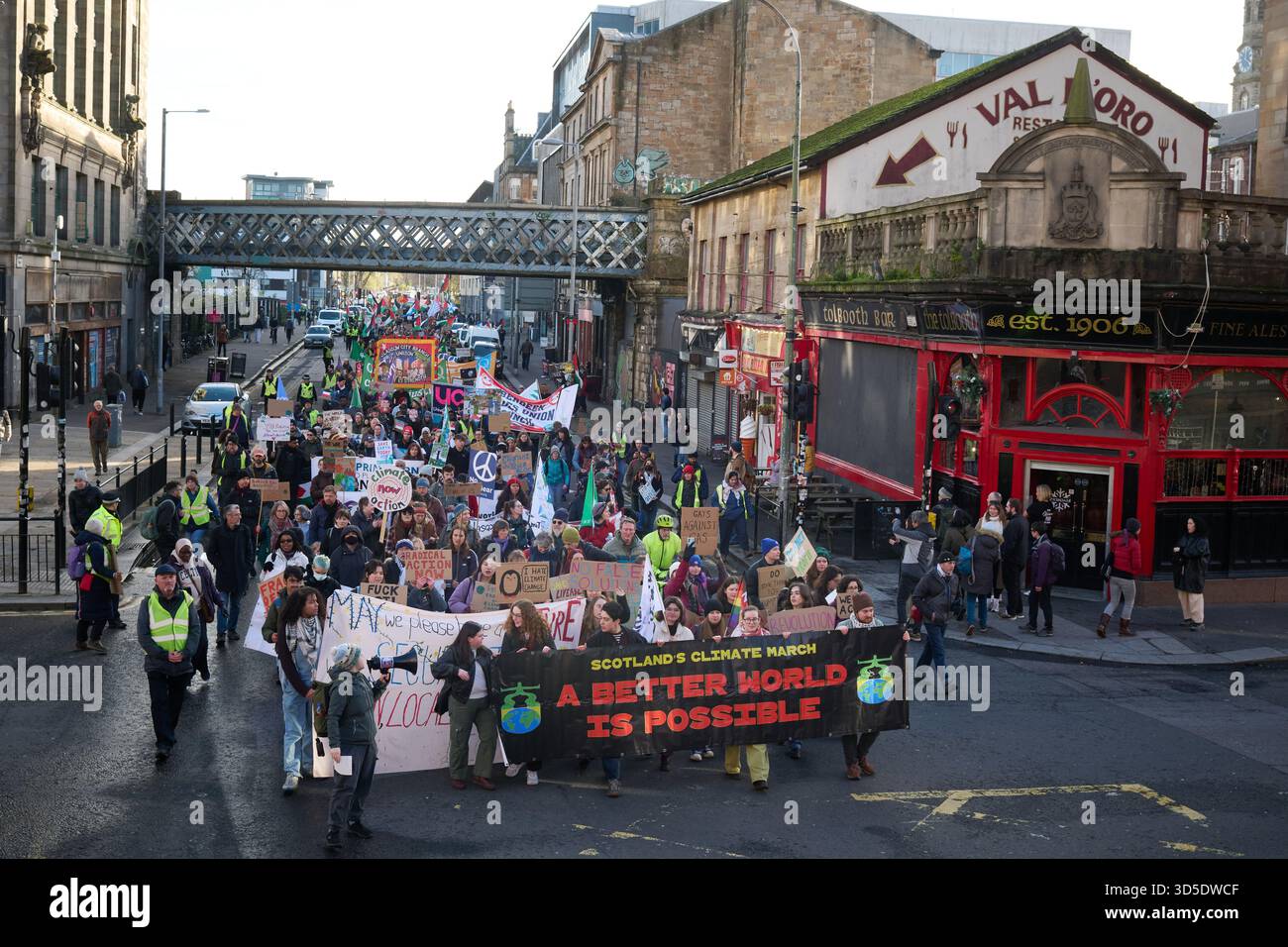 Glasgow Scozia, Regno Unito 15 novembre 2025. Centinaia di manifestanti si riuniscono a Glasgow Green prima di marciare attraverso la città per la marcia scozzese sul clima per chiedere azione per il clima . La protesta coincide con il vertice ONU COP30 sul clima in Brasile. credito sst/alamy notizie in diretta Foto Stock