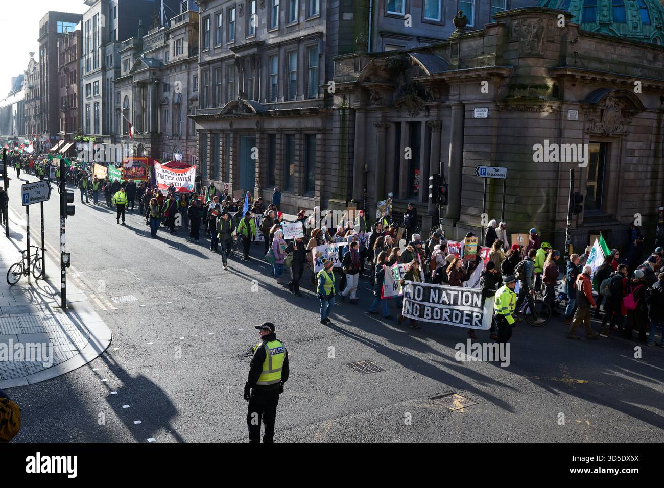 Glasgow Scozia, Regno Unito 15 novembre 2025. Centinaia di manifestanti si riuniscono a Glasgow Green prima di marciare attraverso la città per la marcia scozzese sul clima per chiedere azione per il clima . La protesta coincide con il vertice ONU COP30 sul clima in Brasile. credito sst/alamy notizie in diretta Foto Stock