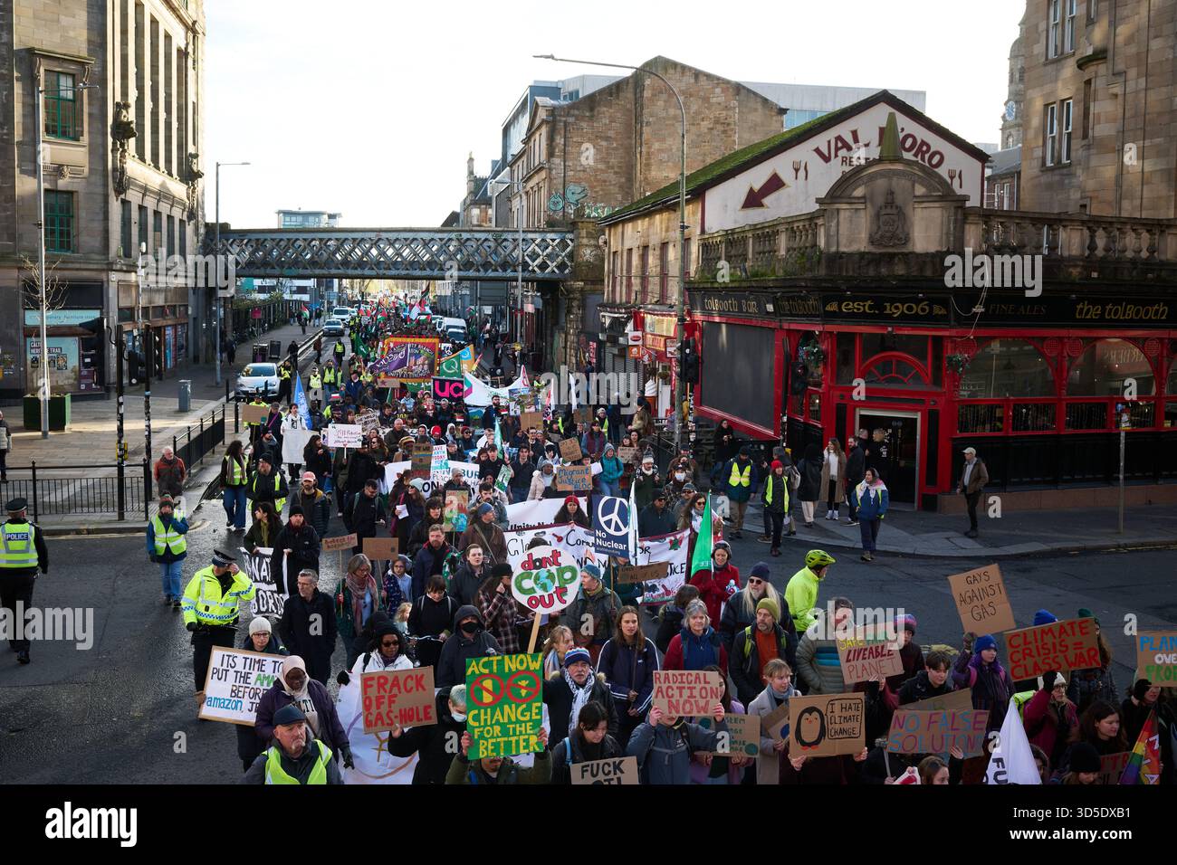 Glasgow Scozia, Regno Unito 15 novembre 2025. Centinaia di manifestanti si riuniscono a Glasgow Green prima di marciare attraverso la città per la marcia scozzese sul clima per chiedere azione per il clima . La protesta coincide con il vertice ONU COP30 sul clima in Brasile. credito sst/alamy notizie in diretta Foto Stock