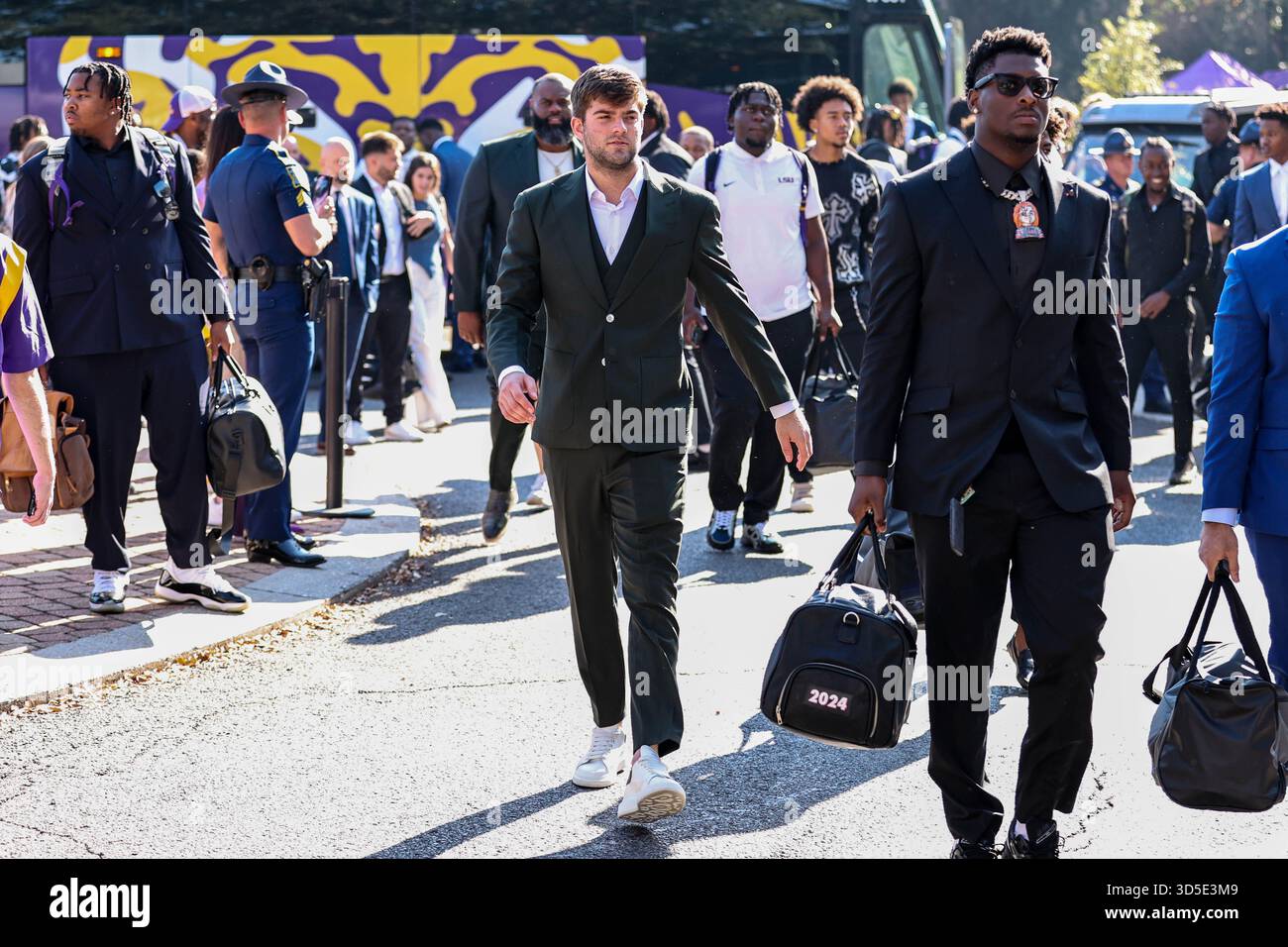 Baton Rouge, LOUISIANA, Stati Uniti. 15 novembre 2025. Il quarterback della LSU Garrett Nussmeier (18) cammina lungo Victory Hill prima della partita di football NCAA tra gli Arkansas Razorbacks e i LSU Tigers al Tiger Stadium di Baton Rouge, LOUISIANA. Jonathan Mailhes/CSM/Alamy Live News Foto Stock
