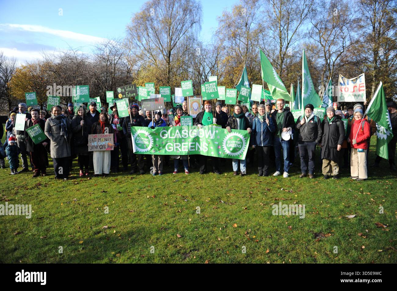 GLASGOW, SCOZIA – 15 novembre 2025: I membri dei Verdi scozzesi posano per una foto. Migliaia di persone hanno marciato oggi attraverso Glasgow (15/11/25) nella più grande azione per il clima della Scozia dopo la COP26. Chiedendo giustizia climatica e una transizione equa dai combustibili fossili, i manifestanti si radunano su Glasgow Green con lo slogan “un mondo migliore è possibile”. Tra i relatori ci sono Dave Moxham, Peter Kelly e attivisti locali. Foto Stock
