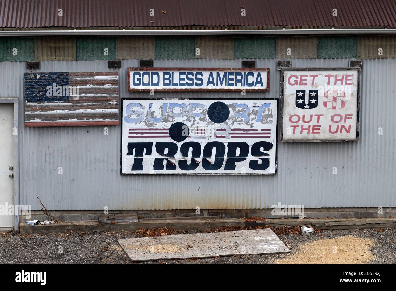 Segni patriottici e politici intemprati su Corrugated Metal Wall, Amityville, Long Island, New York Foto Stock