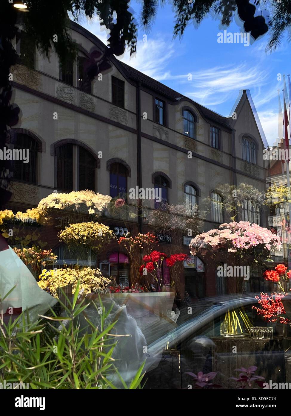 Un pittoresco edificio residenziale che mostra vibranti fiori da giardino e classici elementi di design europeo. Situato a Wrocław, Polonia, - Immagine stock catturata con smartphone