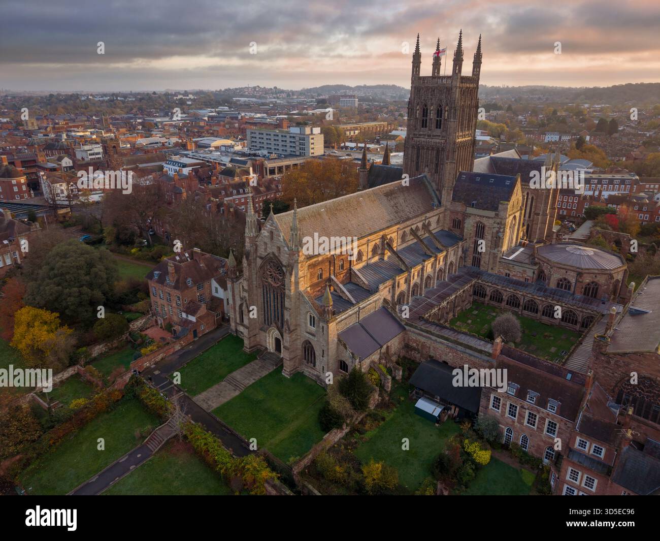 Worcester, Worcestershire - situata accanto al fiume Severn, la cattedrale medievale è bagnata dal sole autunnale del mattino presto. Immerso nella storia, Wo Foto Stock