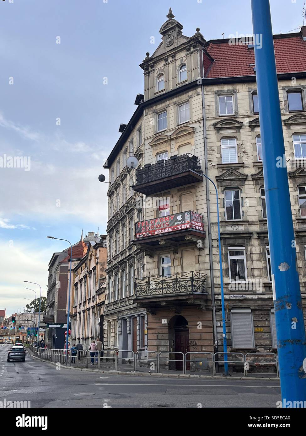 Un classico edificio residenziale europeo con balconi ornati e una distintiva torretta d'angolo. Situato a Wrocław, Polonia, - Immagine stock catturata con smartphone