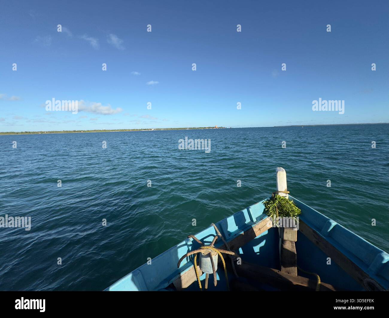 Un tranquillo giro in barca su un ampio lago blu sotto un cielo limpido - Immagine stock catturata con smartphone