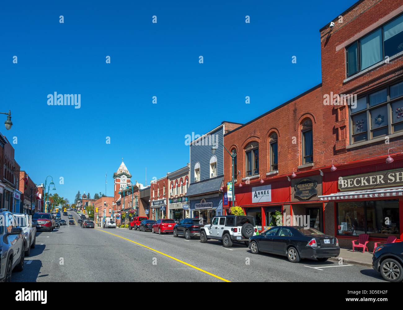 Negozi su Manitoba Street, la strada principale nel centro di Bracebridge, Ontario, Canada Foto Stock