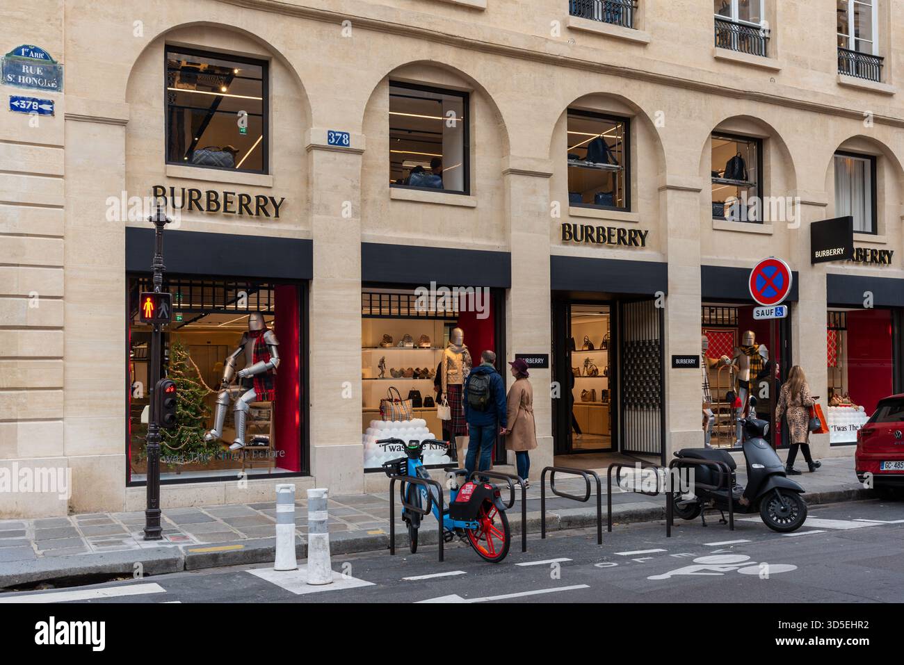 Parigi, Francia, 11.10.2025. Il negozio Burberry in rue St Honoré nel primo arrondissement di Parigi Foto Stock