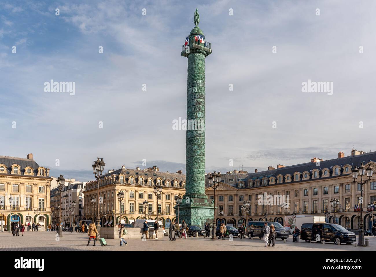 Parigi, Francia, 11.10.2025. La colonna di Vendôme in Place Vendôme nel arrondissement di Parigi. Bellissime boutique ed edifici firmati Foto Stock