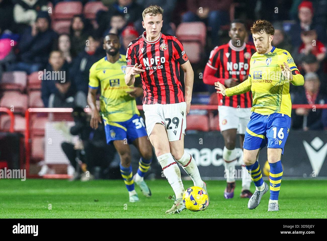 29, Ryan Finnigan del Walsall FC sul pallone durante la partita di Sky Bet League 2 tra Walsall e Colchester United al Banks's Stadium, Walsall, sabato 15 novembre 2025. (Foto: Stuart Leggett | mi News) crediti: MI News & Sport /Alamy Live News Foto Stock