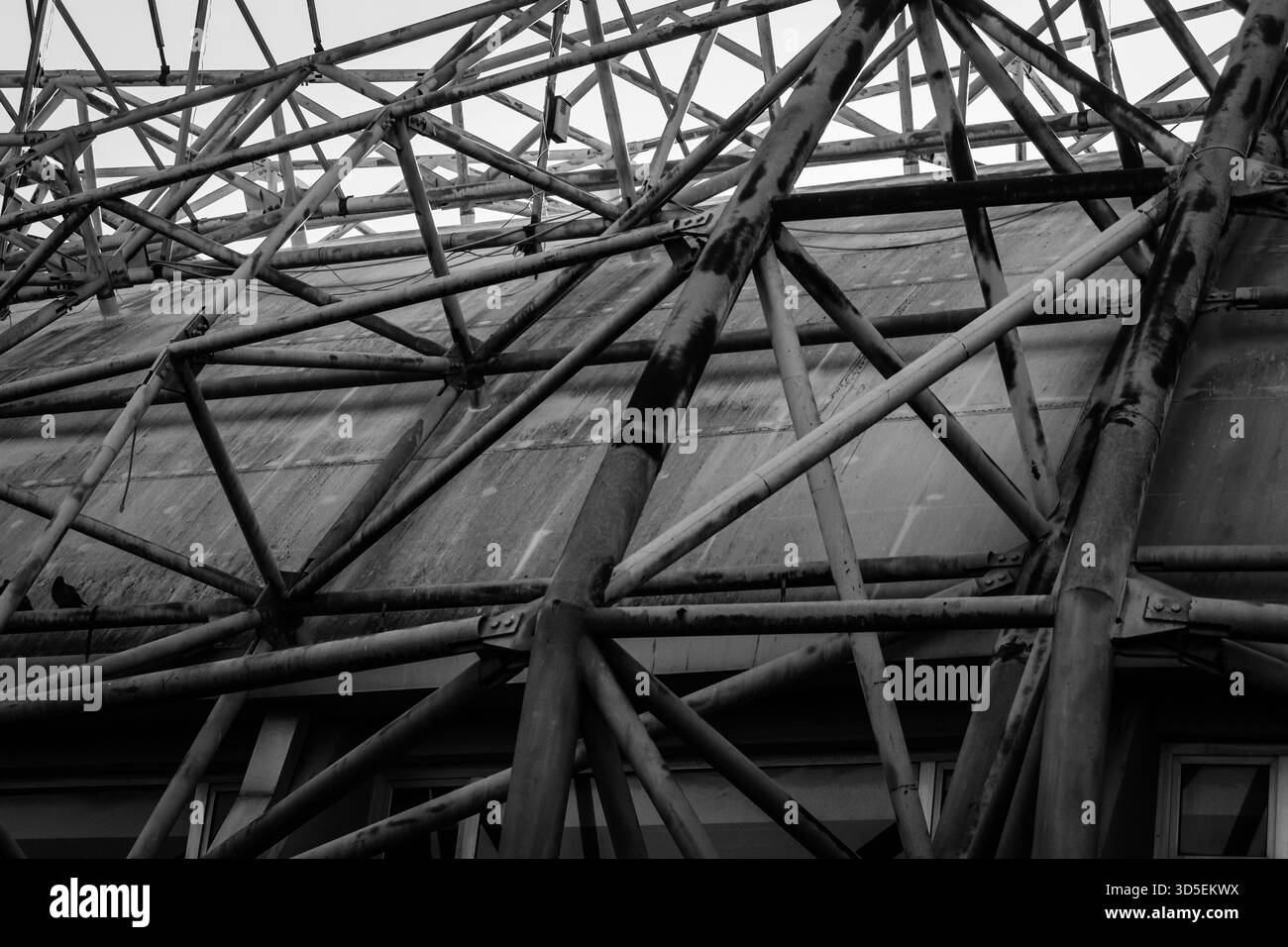 Ponteggio in metallo industriale su un edificio in bianco e nero, Dynamic Structural Network Foto Stock