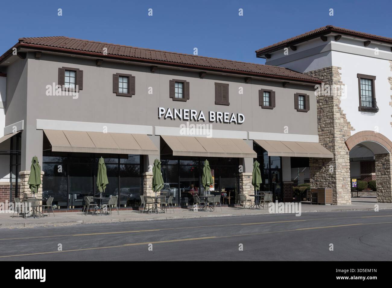 Fort Wayne - 13 novembre 2025: Panera Bread Bakery Cafe. Il Panera Bread è una catena di ristoranti veloci e informali che offrono WIFI gratuito. Foto Stock