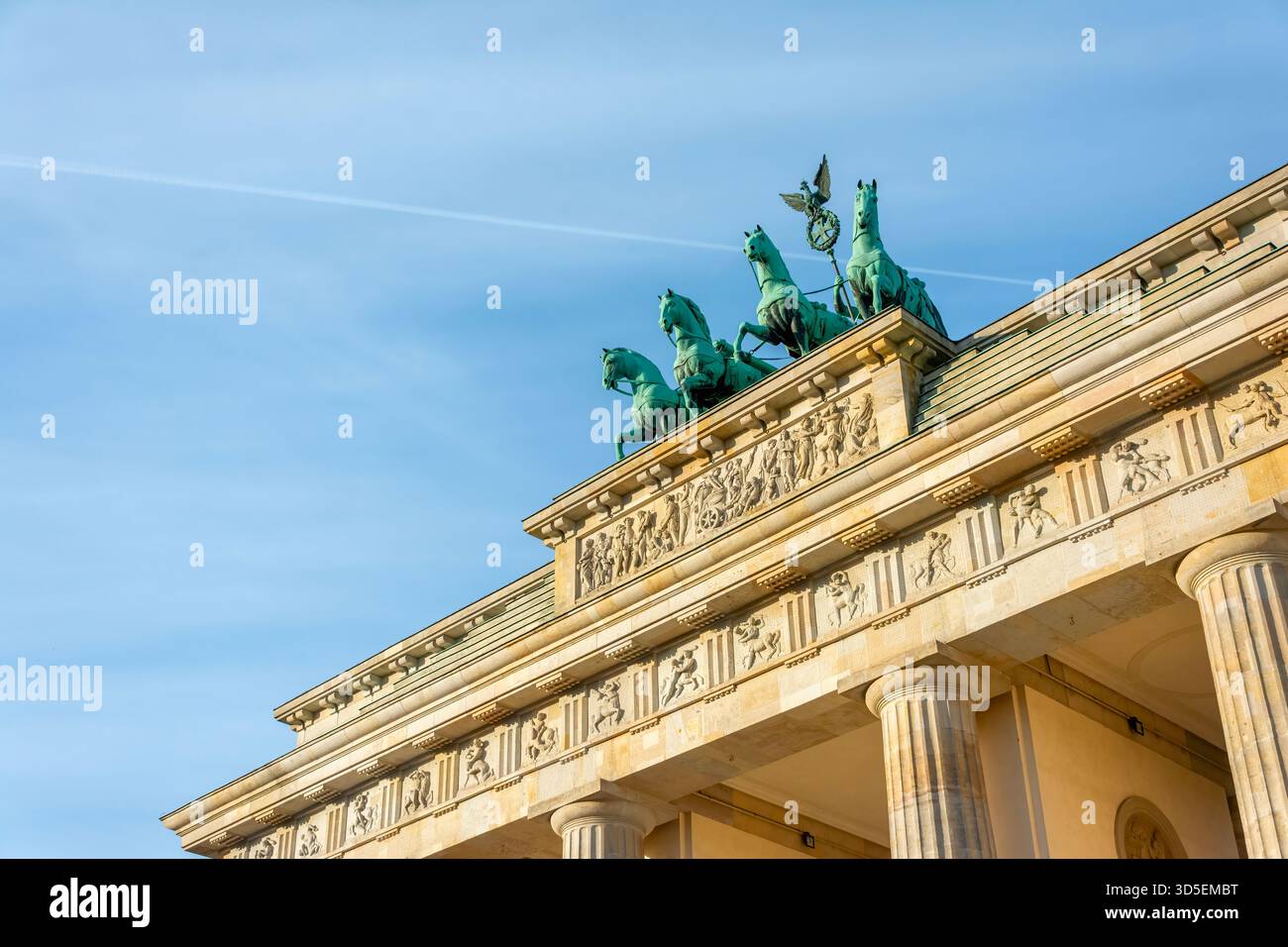 Dettaglio della porta di Brandeburgo a Berlino la mattina presto, contro il cielo blu Foto Stock