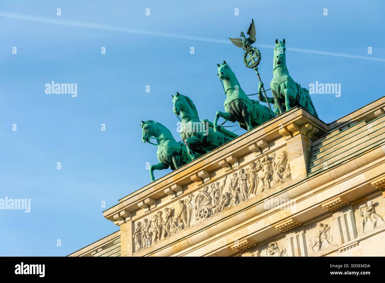 Dettaglio della porta di Brandeburgo a Berlino la mattina presto, contro il cielo blu Foto Stock
