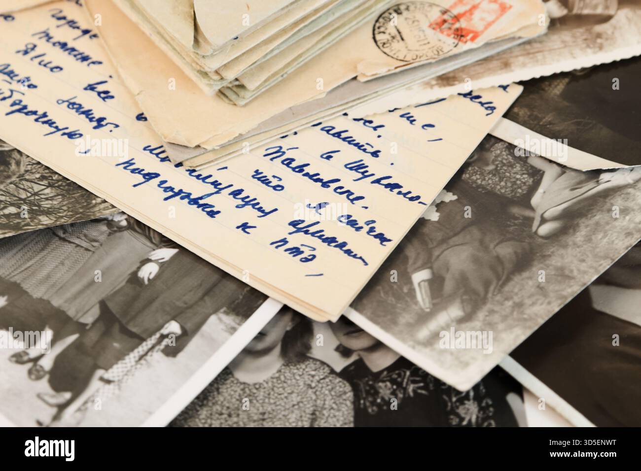 Varie foto amatoriali di famiglia e una pila di lettere postali, anni '1930 - '1950, in bianco e nero Foto Stock
