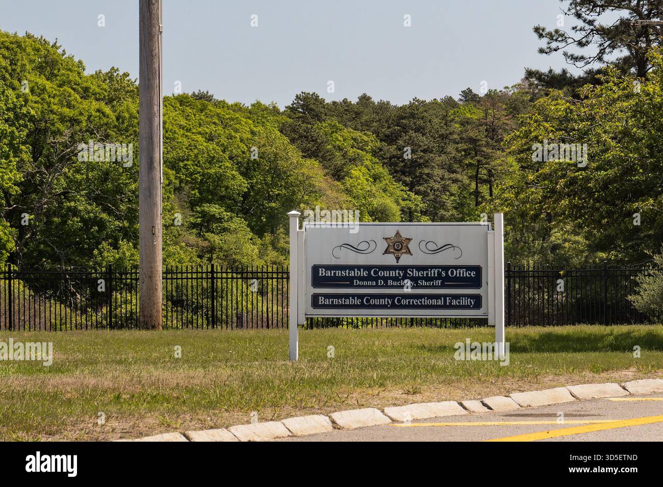 Bourne, Massachusetts - 3 giugno 2025: Firma per l'ufficio dello sceriffo della contea di Barnstable e per la Barnstable County Correctional Facility. Foto Stock