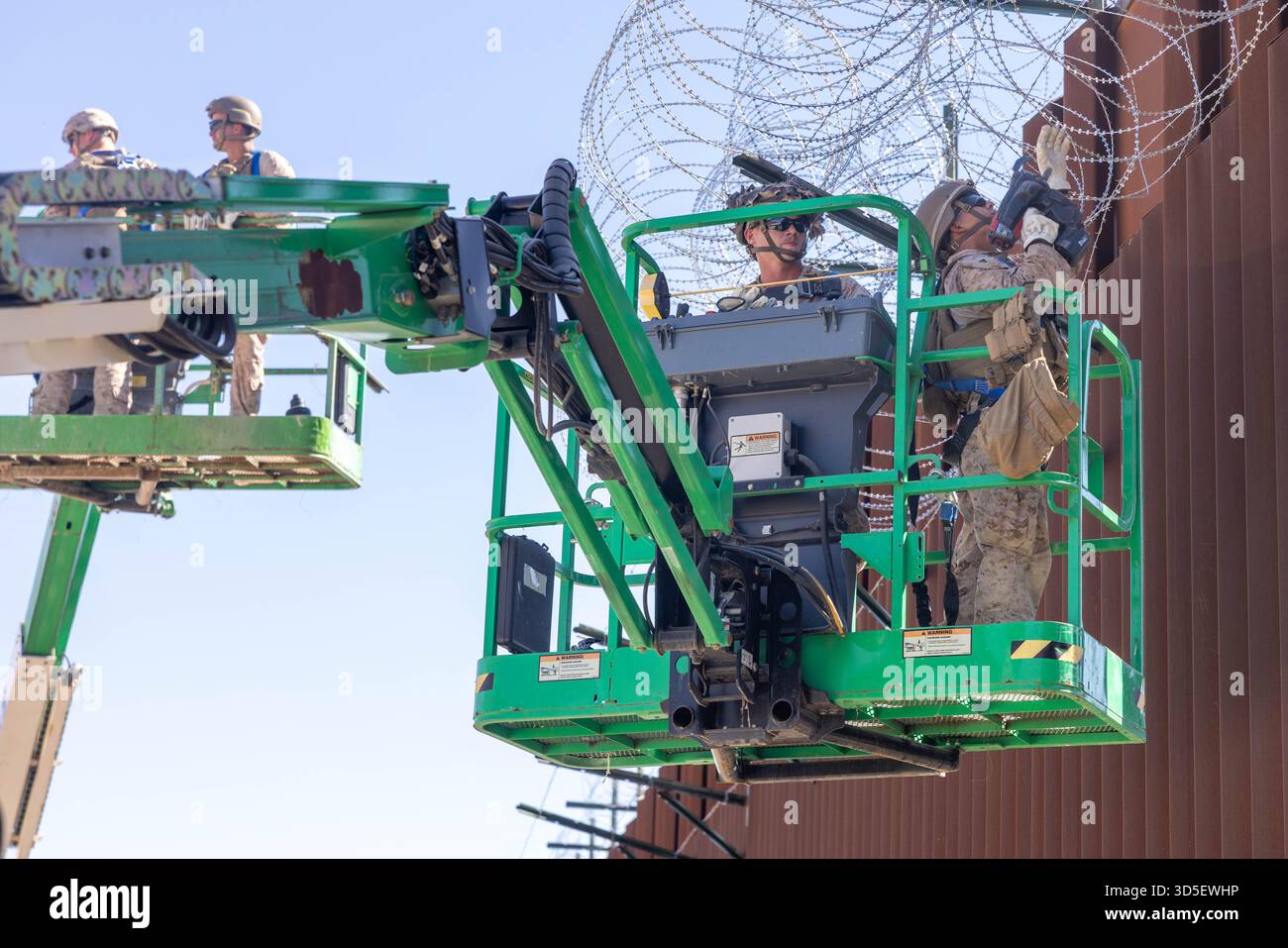 Yuma, Stati Uniti. 31 ottobre 2025. US Marines con Combat Logistics Battalion 15, Combat Logistics Regiment 17, 1st Marine Logistics Group, assegnato al Joint Task Force-Southern Border, installa bobine di filo a fisarmonica utilizzando un braccio telescopico sul muro di barriera del confine meridionale con il Messico, 31 ottobre 2025 vicino a Yuma, Arizona. Crediti: CPL. Noah Martinez/US Marines Photo/Alamy Live News Foto Stock