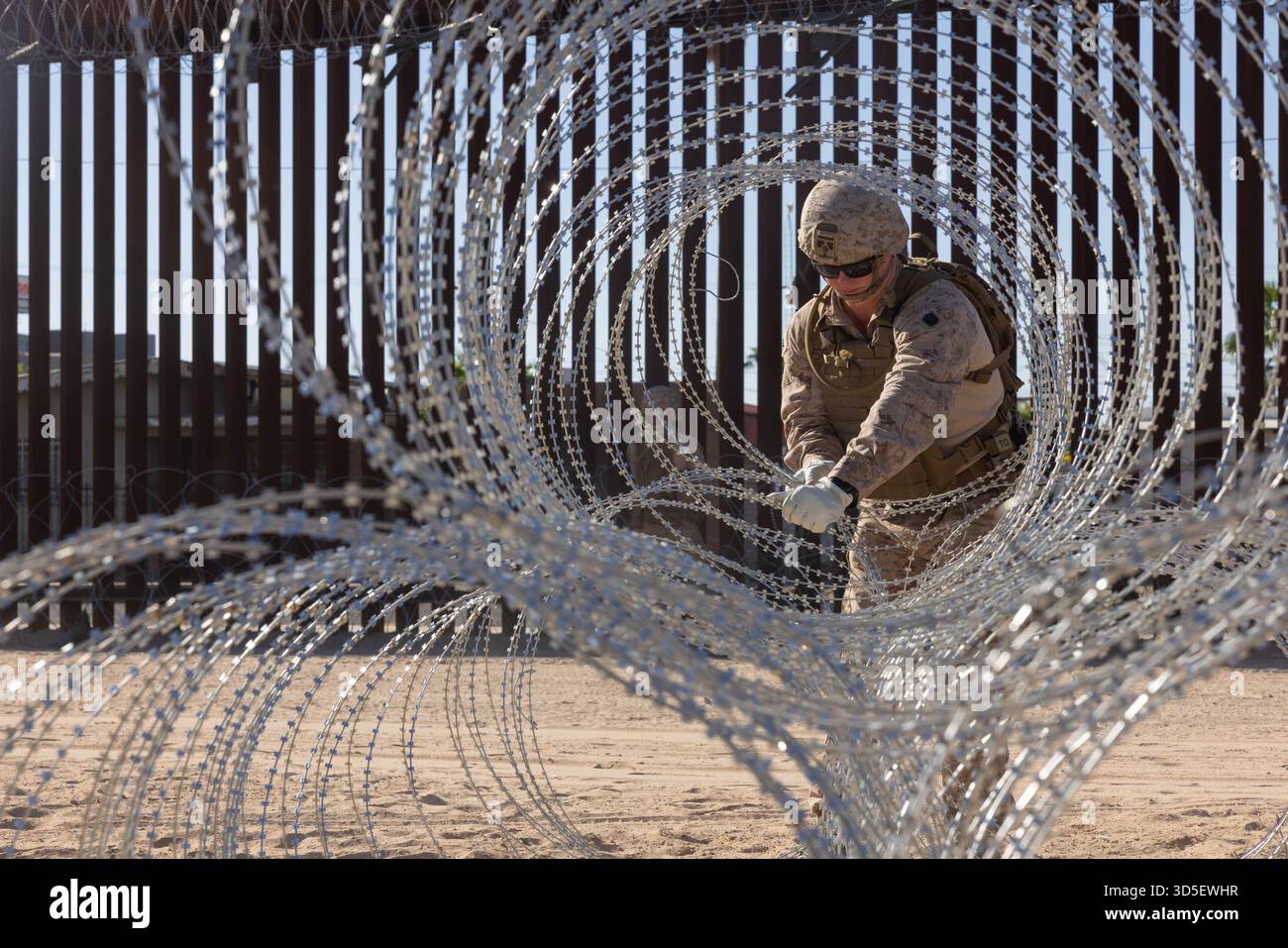 Yuma, Stati Uniti. 31 ottobre 2025. I Marines degli Stati Uniti con Combat Logistics Battalion 15, Combat Logistics Regiment 17, 1st Marine Logistics Group, assegnati al Joint Task Force-Southern Border, assemblano bobine di filo di concertina prima di installarle lungo il muro di barriera del confine meridionale con il Messico, 31 ottobre 2025 vicino a Yuma, Arizona. Crediti: CPL. Noah Martinez/US Marines Photo/Alamy Live News Foto Stock