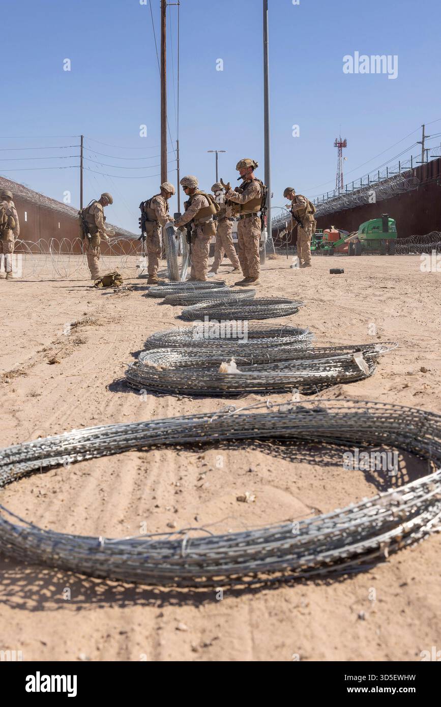 Yuma, Stati Uniti. 31 ottobre 2025. I Marines degli Stati Uniti con Combat Logistics Battalion 15, Combat Logistics Regiment 17, 1st Marine Logistics Group, assegnati al Joint Task Force-Southern Border, organizzano fasci di filo di concertina prima di installarli lungo il muro di barriera del confine meridionale con il Messico, 31 ottobre 2025 vicino a Yuma, Arizona. Crediti: CPL. Noah Martinez/US Marines Photo/Alamy Live News Foto Stock