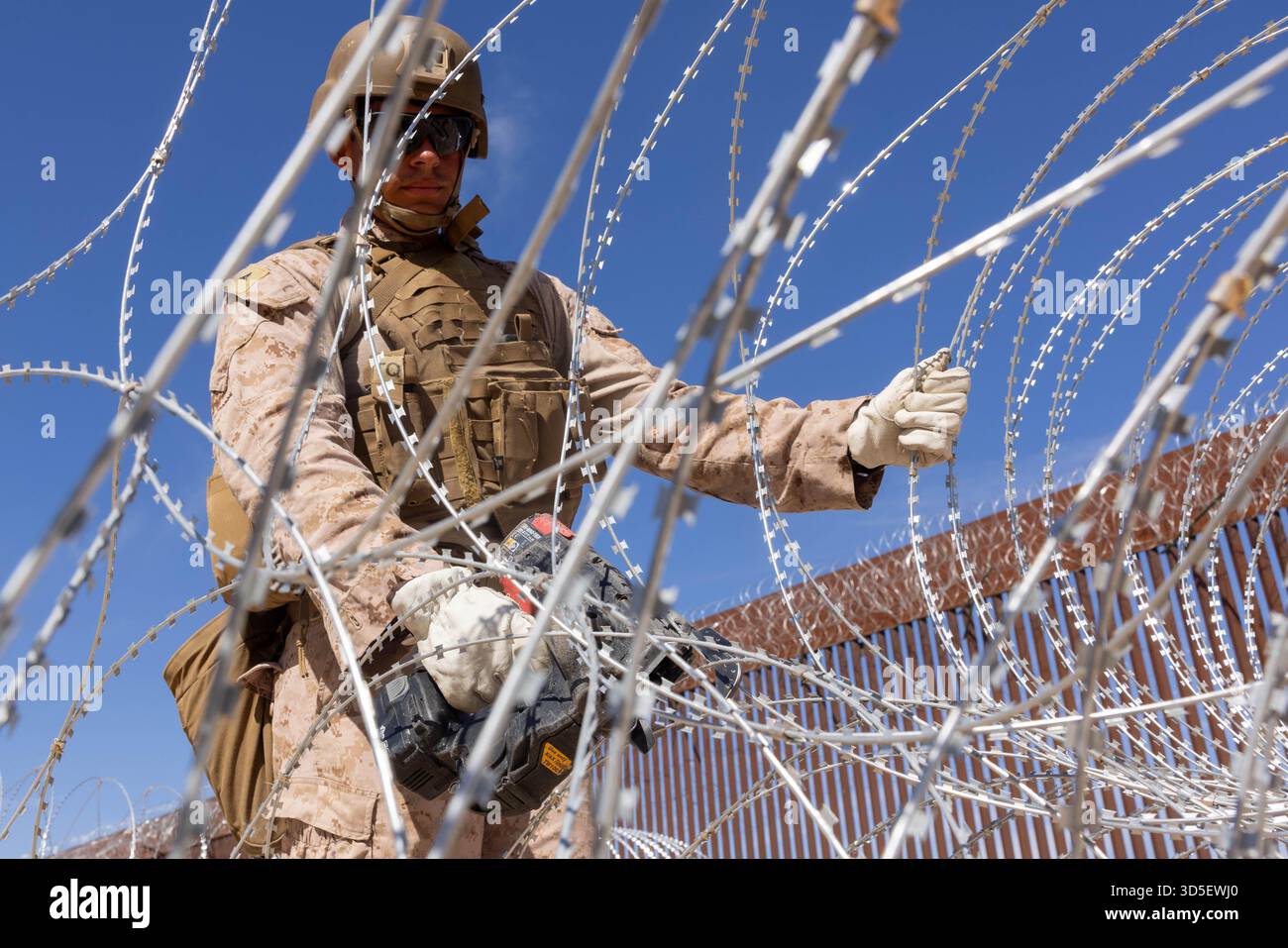 Yuma, Stati Uniti. 31 ottobre 2025. I Marines degli Stati Uniti con Combat Logistics Battalion 15, Combat Logistics Regiment 17, 1st Marine Logistics Group, assegnati al Joint Task Force-Southern Border, assemblano bobine di filo di concertina prima di installarle lungo il muro di barriera del confine meridionale con il Messico, 31 ottobre 2025 vicino a Yuma, Arizona. Crediti: CPL. Noah Martinez/US Marines Photo/Alamy Live News Foto Stock