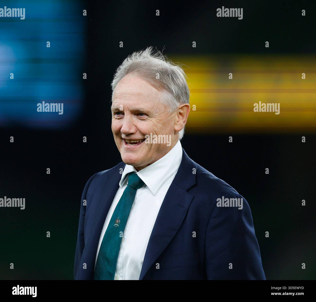 Aviva Stadium, Dublino, Irlanda. 15 novembre 2025. 2025 Quilter Nations League Rugby, Repubblica d'Irlanda contro Australia; Joe Schmidt Australia capo allenatore ispeziona il campo prima del calcio d'inizio credito: Action Plus Sports/Alamy Live News Foto Stock