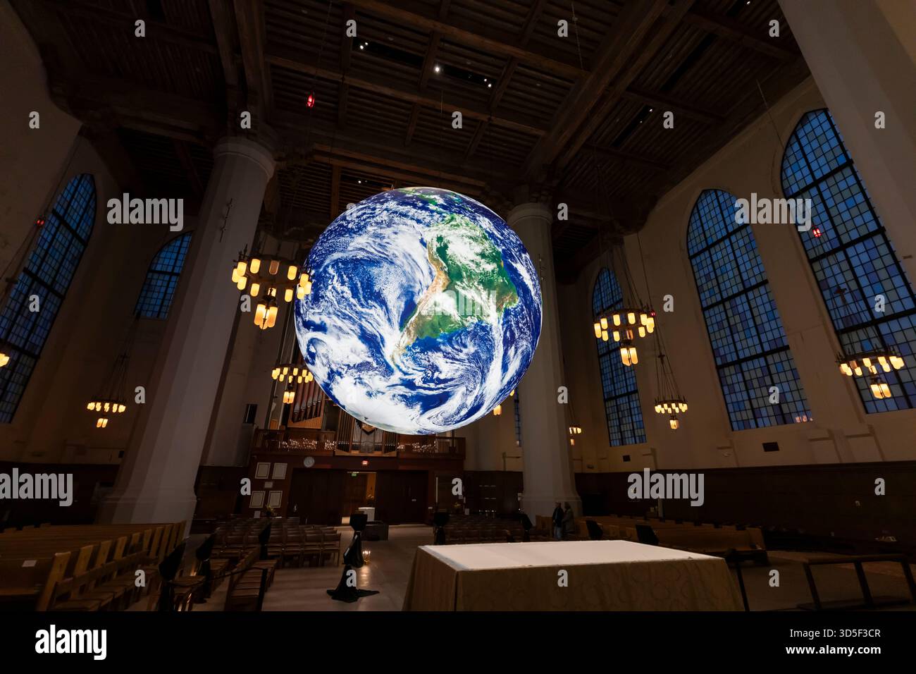 Un globo monumentale riempie la navata della Cattedrale Episcopale di San Marco a Seattle lunedì 10 novembre 2025. La mostra TERRA, un diamante di 24 metri Foto Stock