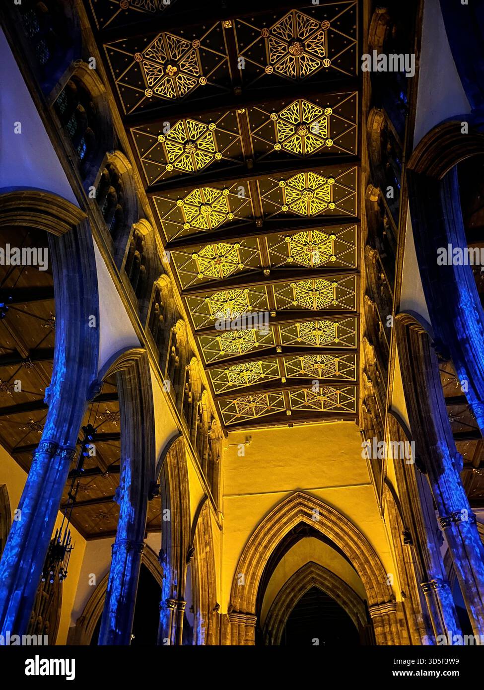 Prospettiva verso l'alto della struttura decorativa del tetto in ferro e legno all'interno di Hull Minster, Inghilterra. Il design geometrico ripetuto - Immagine stock catturata con smartphone