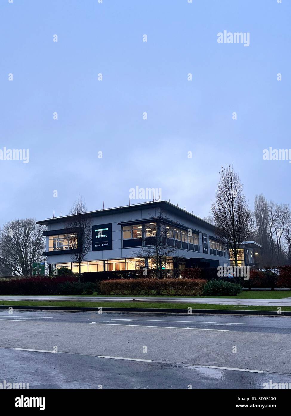 Vista esterna di un moderno edificio commerciale a Hull, Inghilterra, fotografato alla luce delle prime ore della sera. - Immagine stock catturata con smartphone