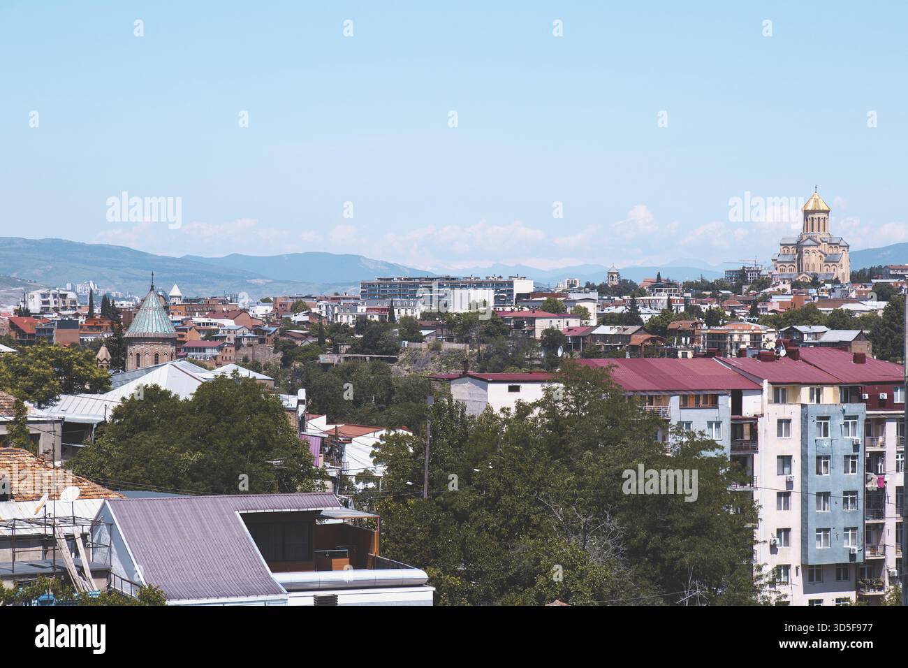 Vista panoramica di Tbilisi in estate Foto Stock