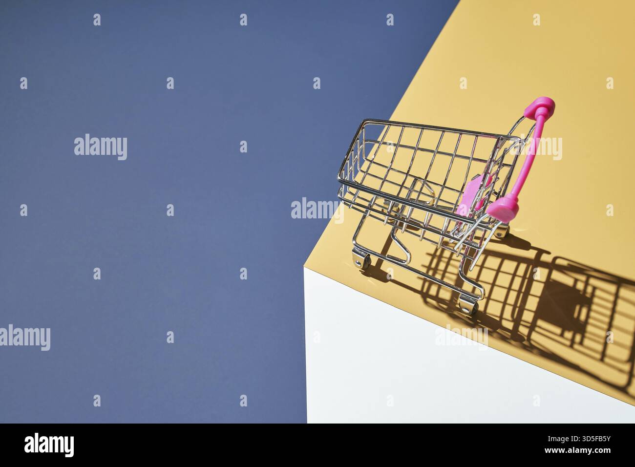 Carrello di negozi su sfondo giallo e blu luminoso. Centro commerciale moderno. Layout trendy isometrico. Carta da parati trend del mercato. Supermercato accesso vuoto Foto Stock